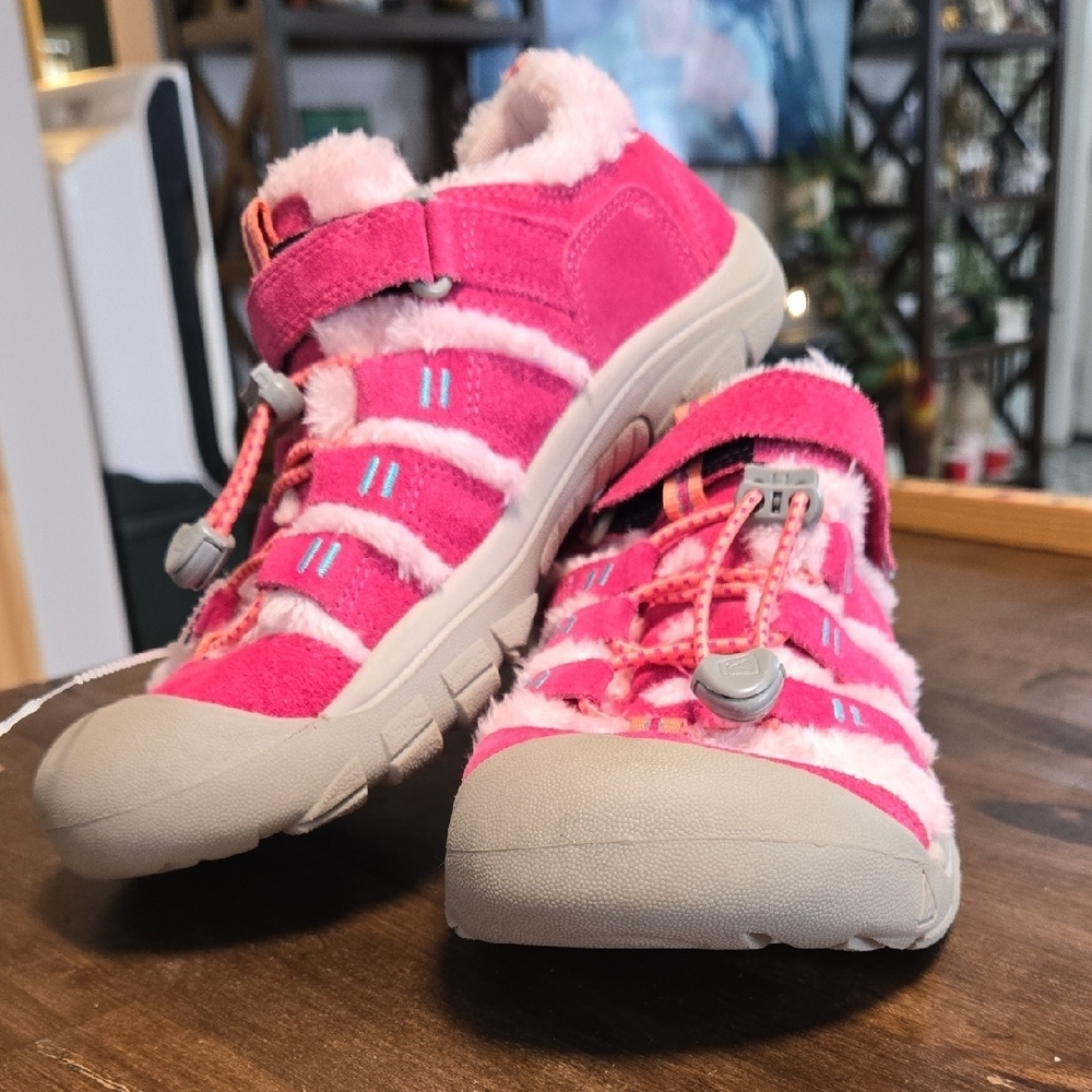 Pink Kids Keens Fruit Dove Ballet New Never Worn Kids Size 4